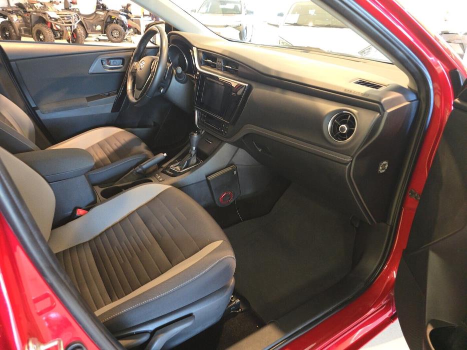 TOYOTA Auris 2016