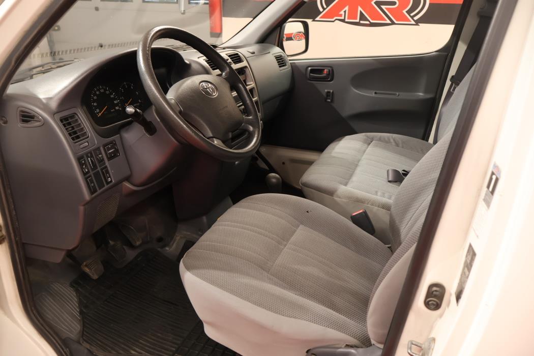 TOYOTA Hiace 2008