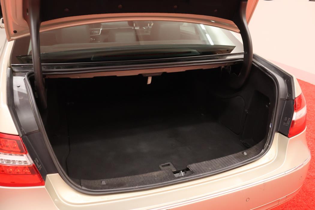 MERCEDES-BENZ E 2011