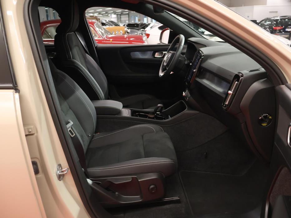 VOLVO EX40 2024