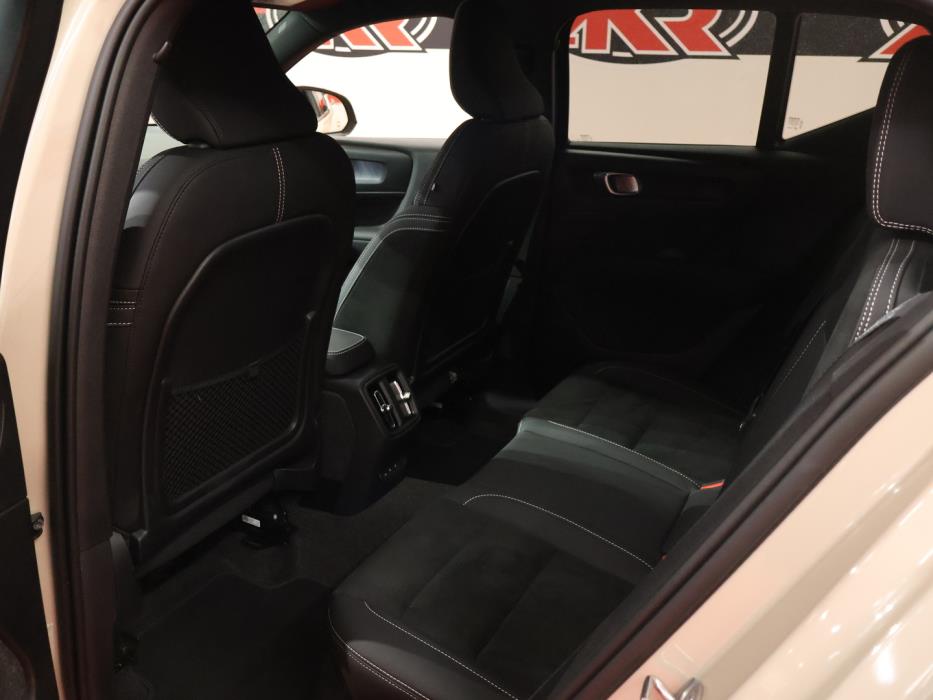 VOLVO EX40 2024