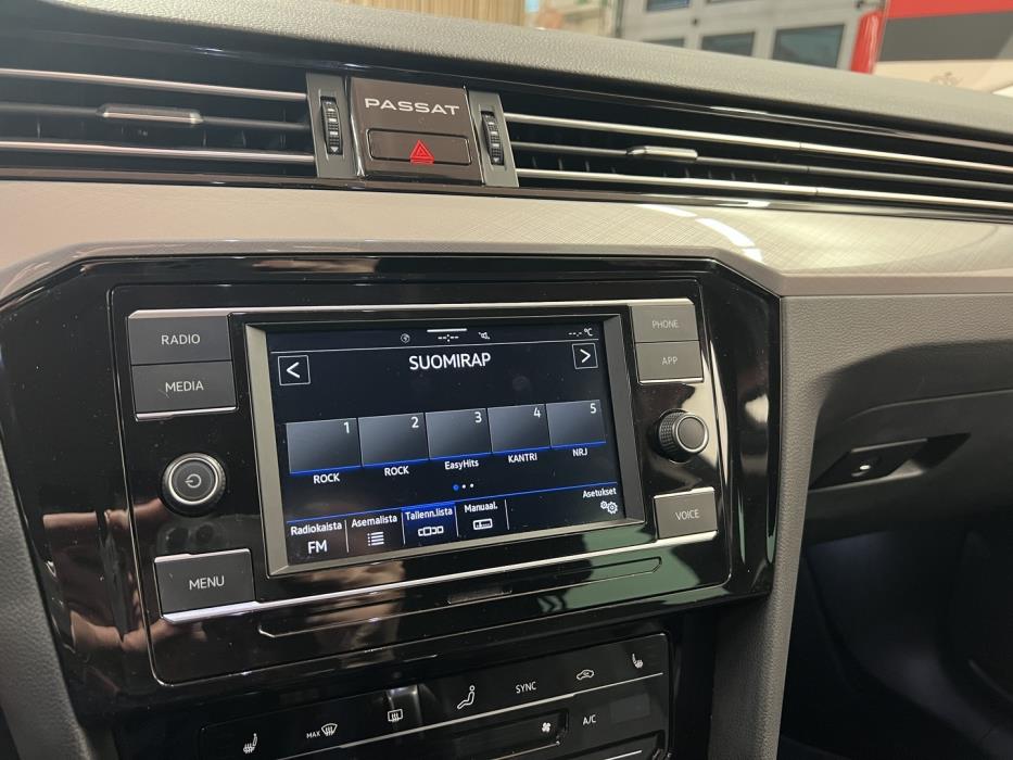 VOLKSWAGEN Passat 2023