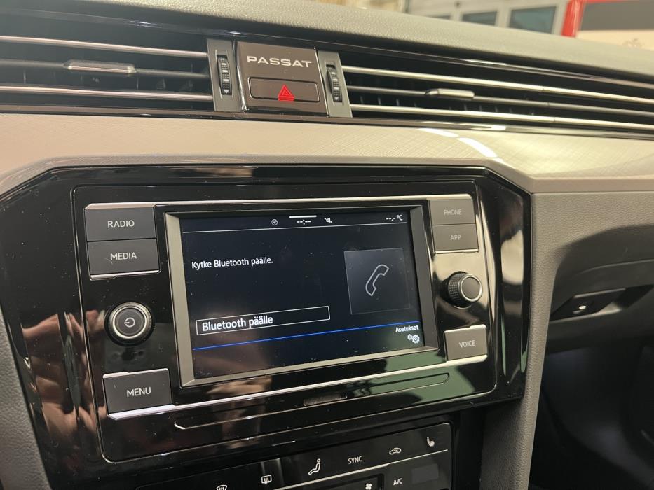 VOLKSWAGEN Passat 2023