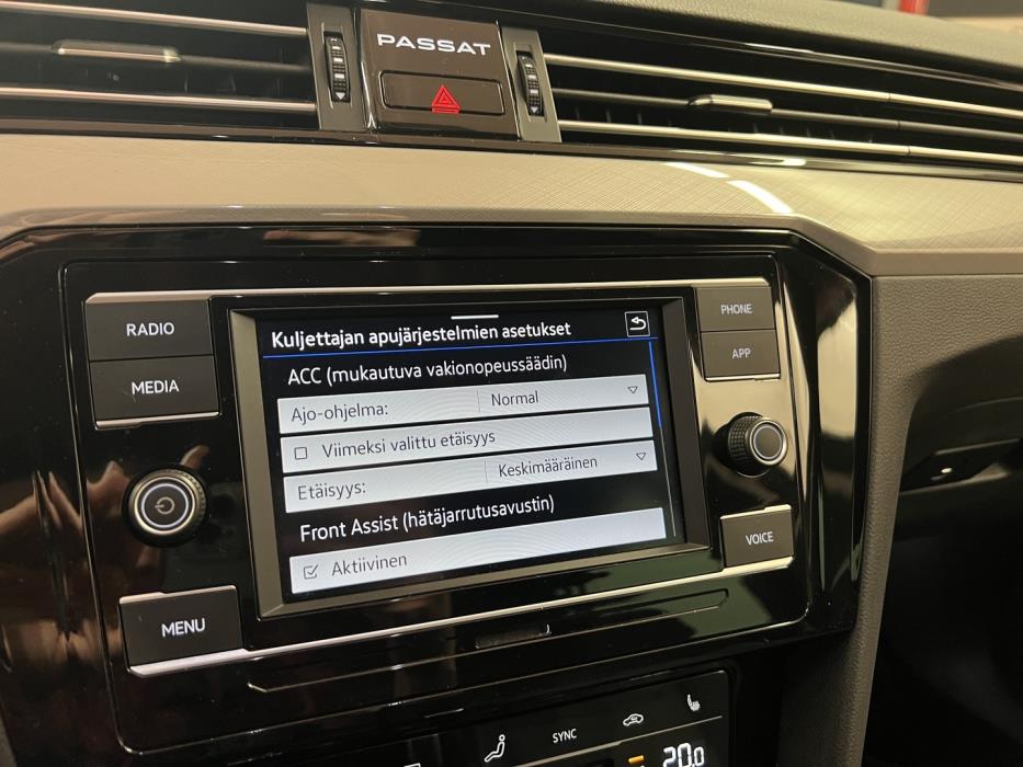 VOLKSWAGEN Passat 2023