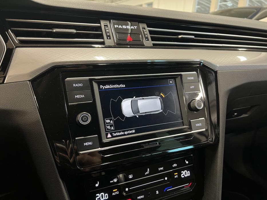 VOLKSWAGEN Passat 2023