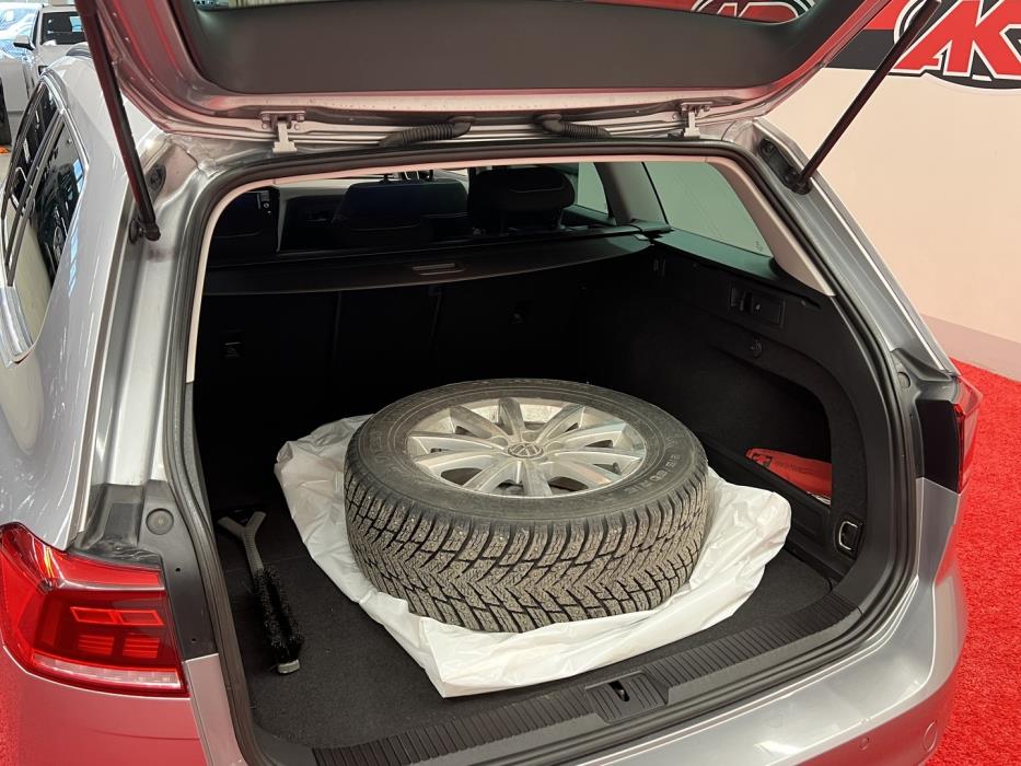 VOLKSWAGEN Passat 2023