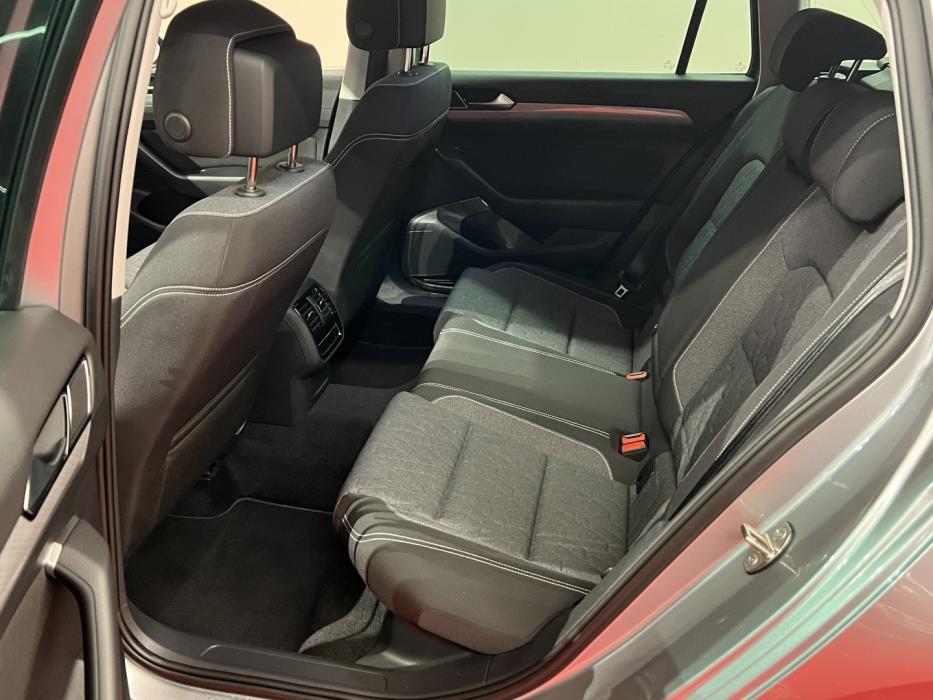 VOLKSWAGEN Passat 2023