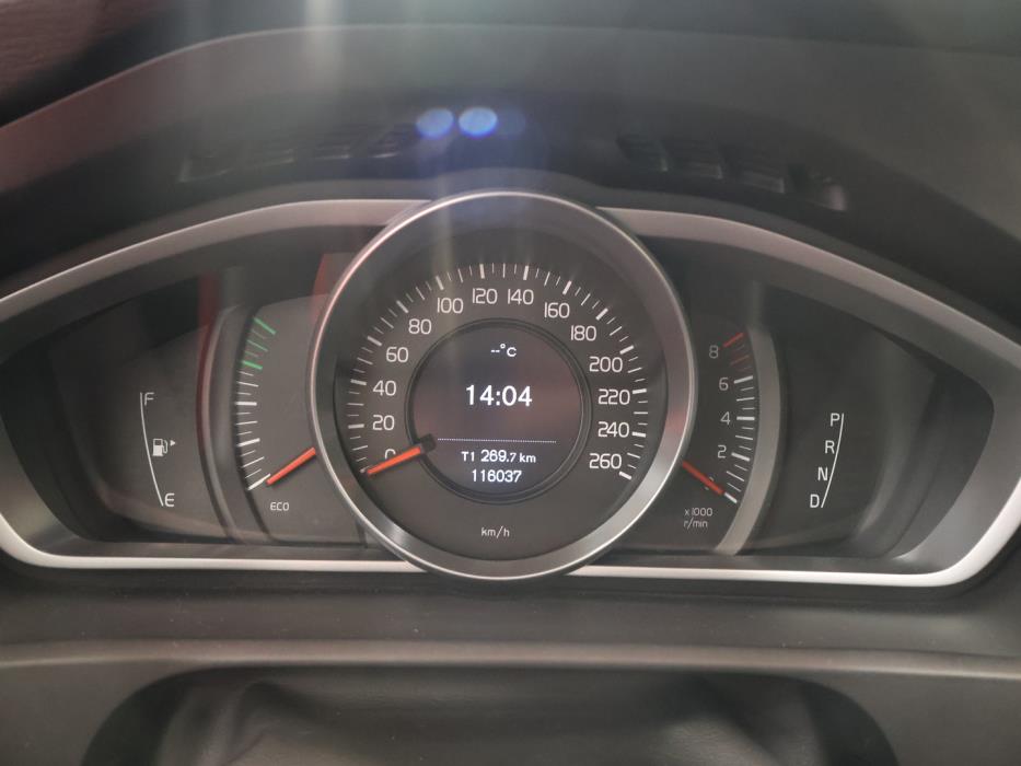 VOLVO V40 2016