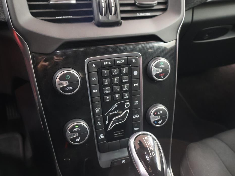 VOLVO V40 2016