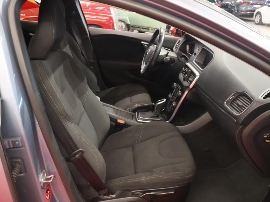 VOLVO V40 2016