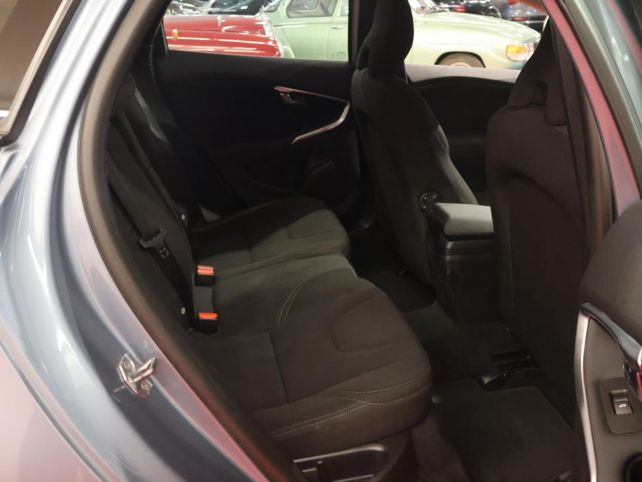 VOLVO V40 2016