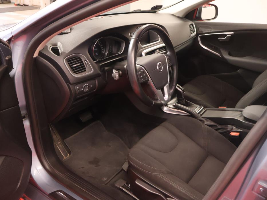 VOLVO V40 2016