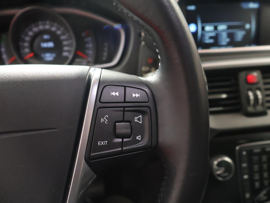 VOLVO V40 2016