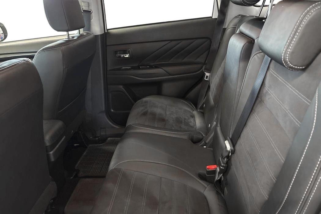 Mitsubishi Outlander PHEV 2016