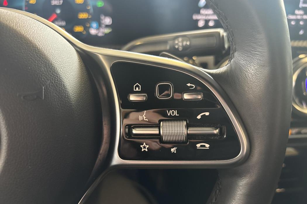 MERCEDES-BENZ A 2021