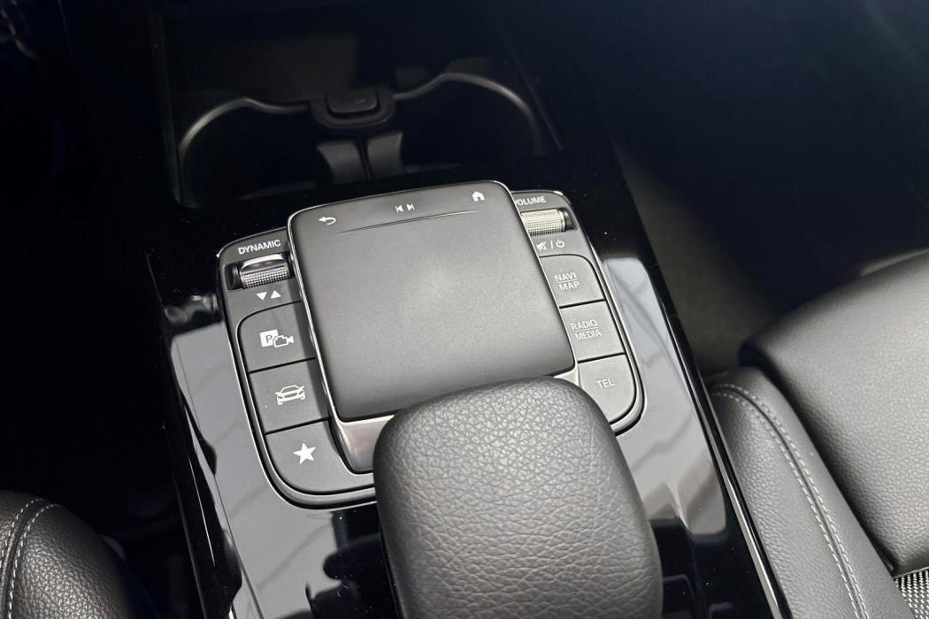 MERCEDES-BENZ A 2021