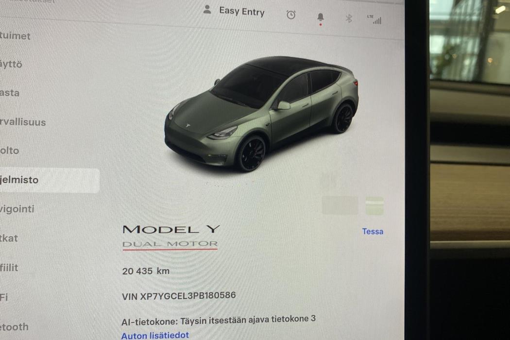 TESLA Model Y 2023