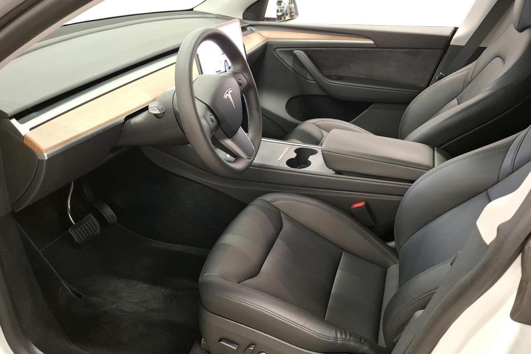 Tesla Model Y 2024