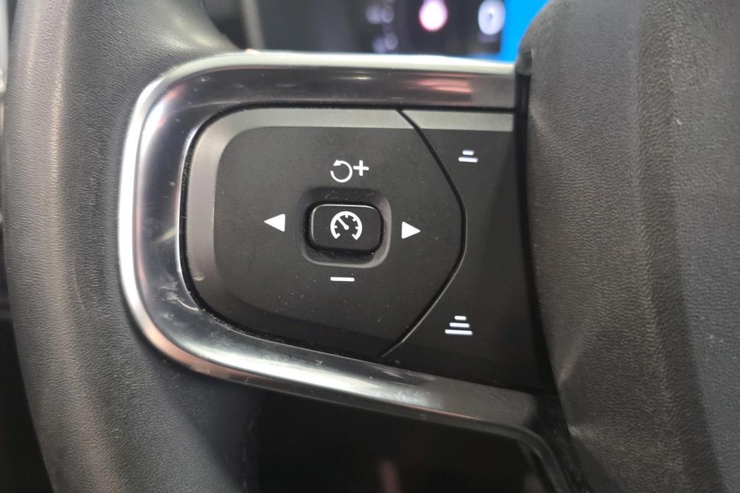 VOLVO XC40 2023