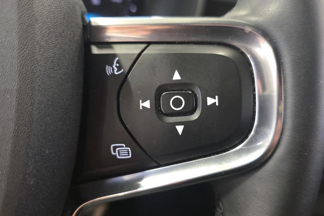VOLVO XC40 2023