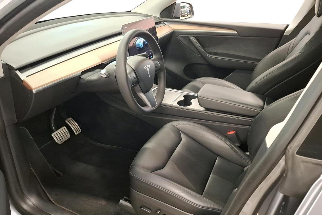 TESLA Model Y 2024