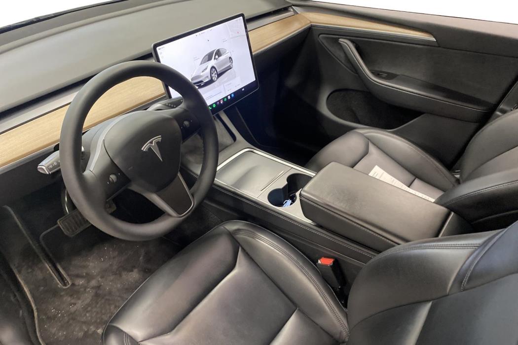 TESLA Model Y 2024