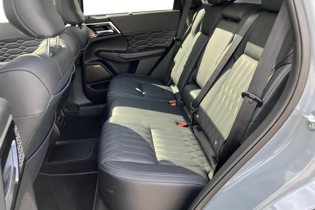 MITSUBISHI OUTLANDER 2026