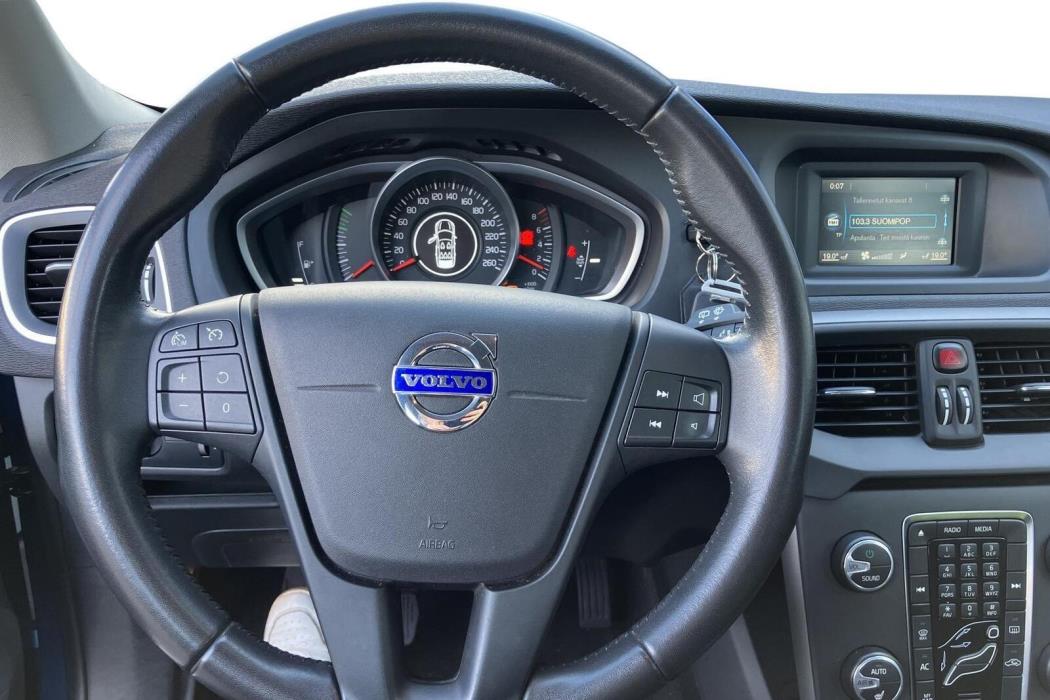 VOLVO V40 2015