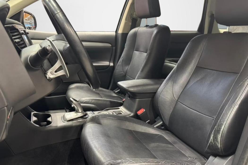 Mitsubishi Outlander PHEV 2013