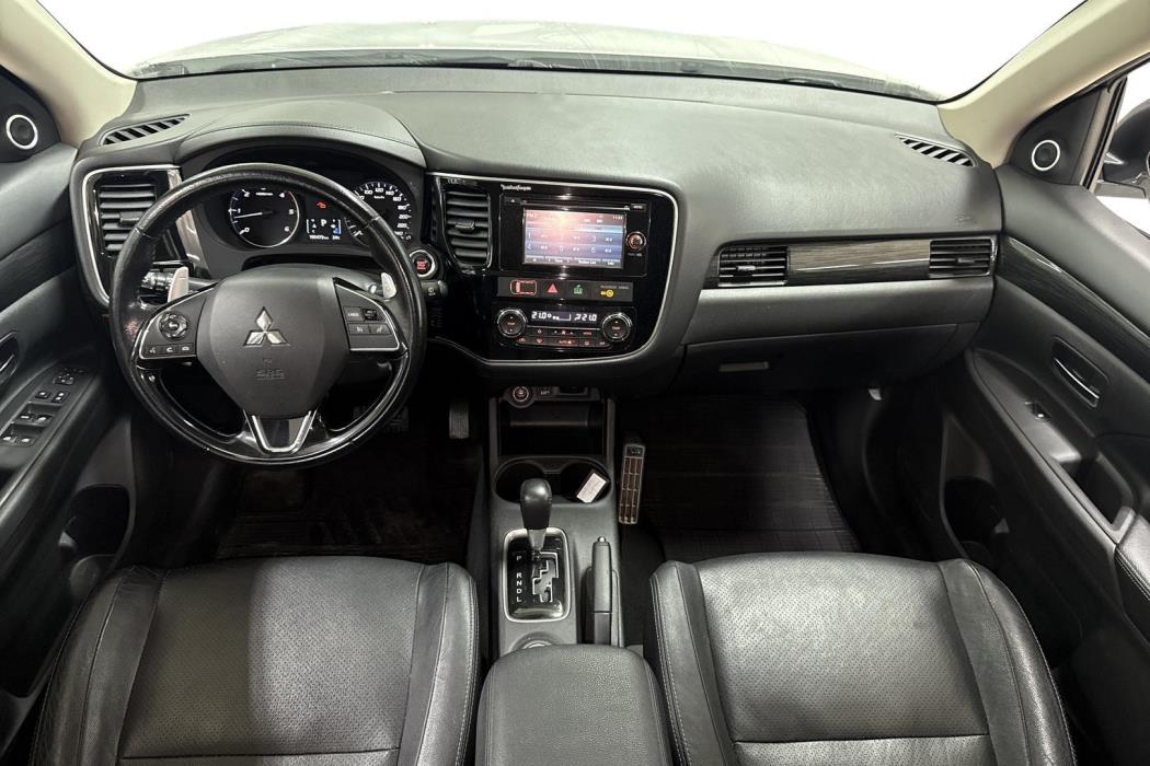 MITSUBISHI OUTLANDER 2016