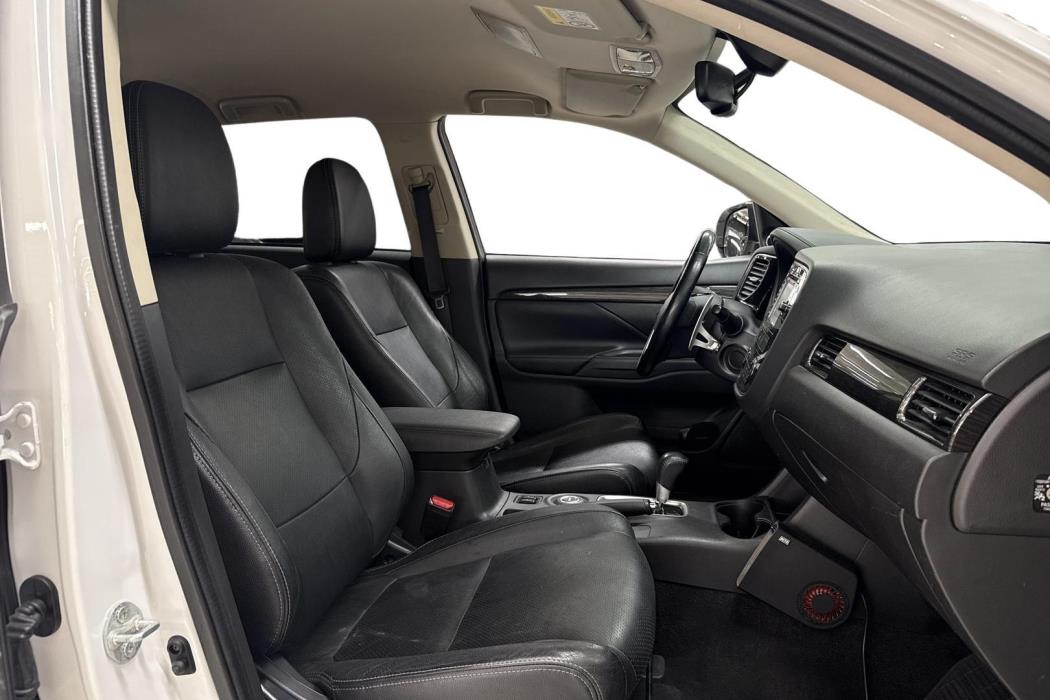 MITSUBISHI OUTLANDER 2016