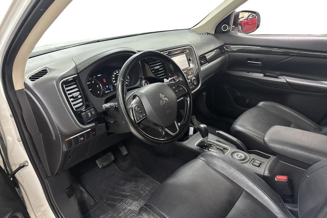 MITSUBISHI OUTLANDER 2016