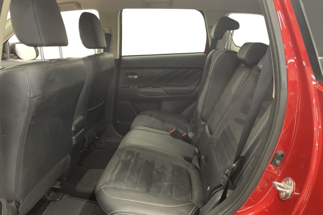 MITSUBISHI Outlander PHEV 2016