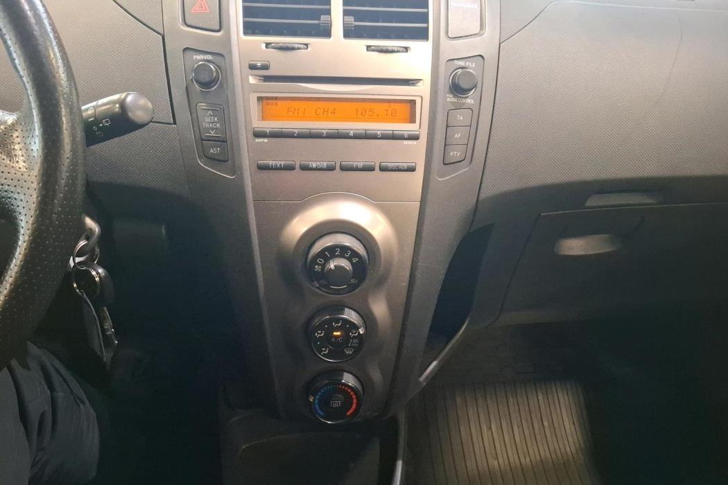 TOYOTA YARIS 2010