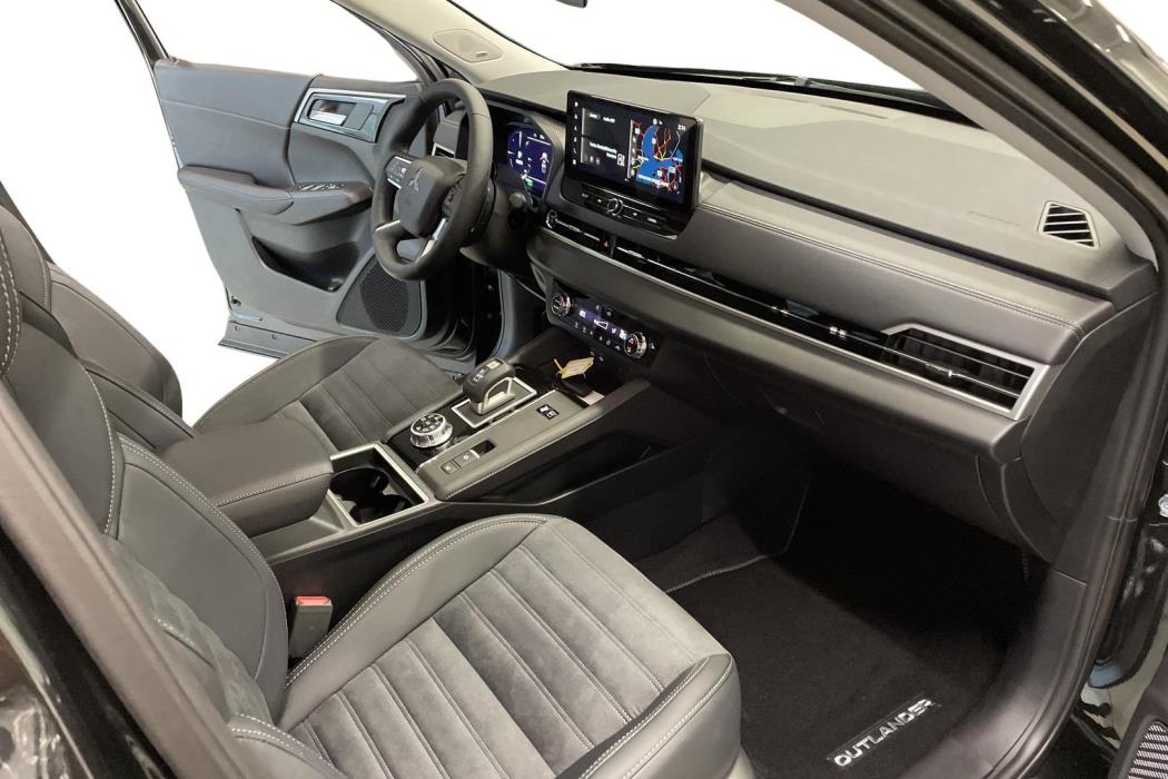 MITSUBISHI OUTLANDER 2025