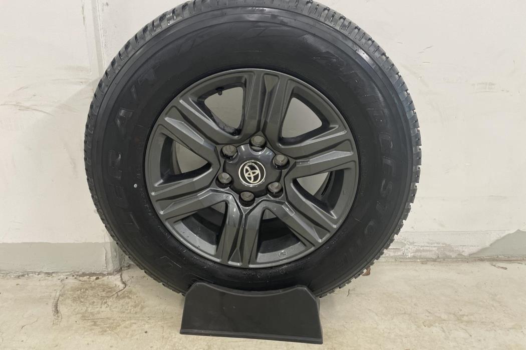 TOYOTA HILUX 2024