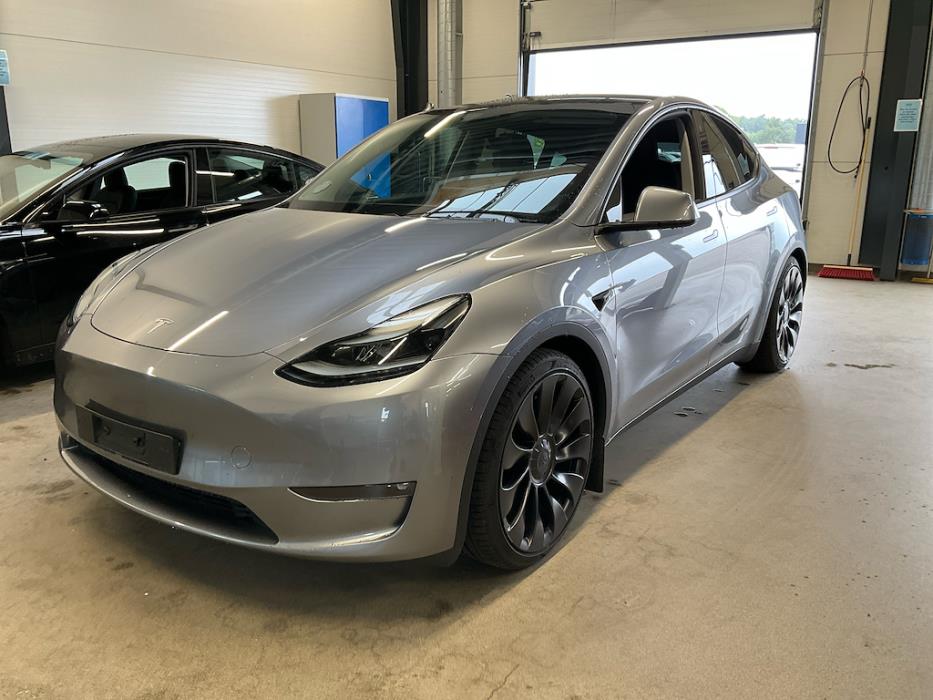 Tesla Model Y 2024