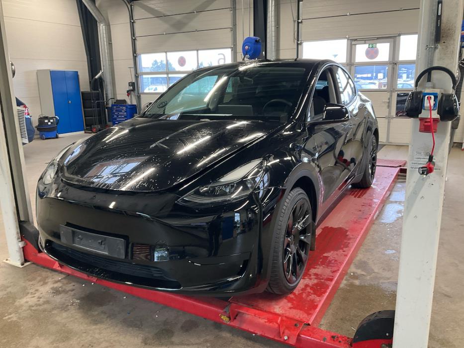 Tesla Model Y 2024