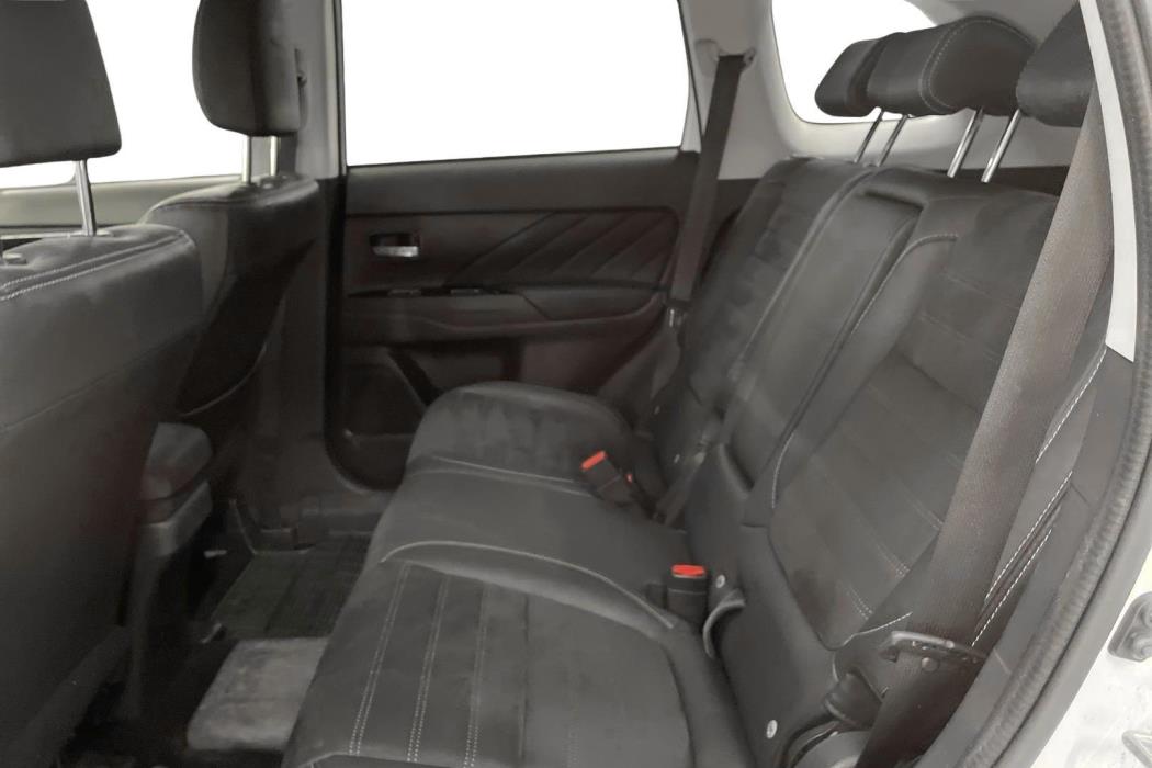 Mitsubishi Outlander PHEV 2016