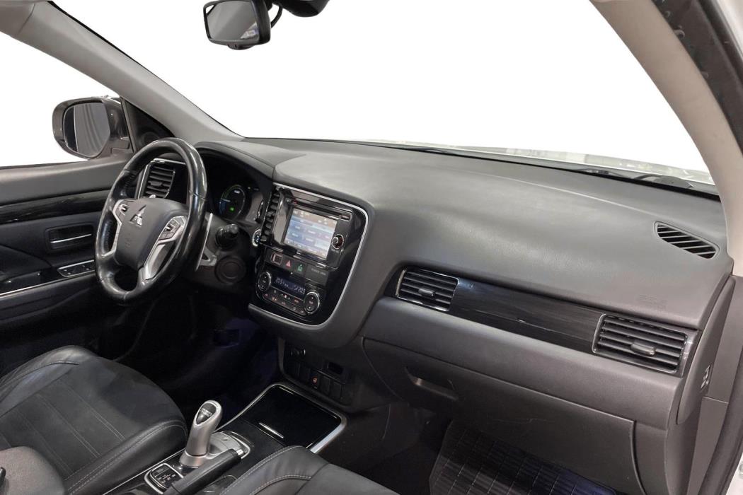 Mitsubishi Outlander PHEV 2016