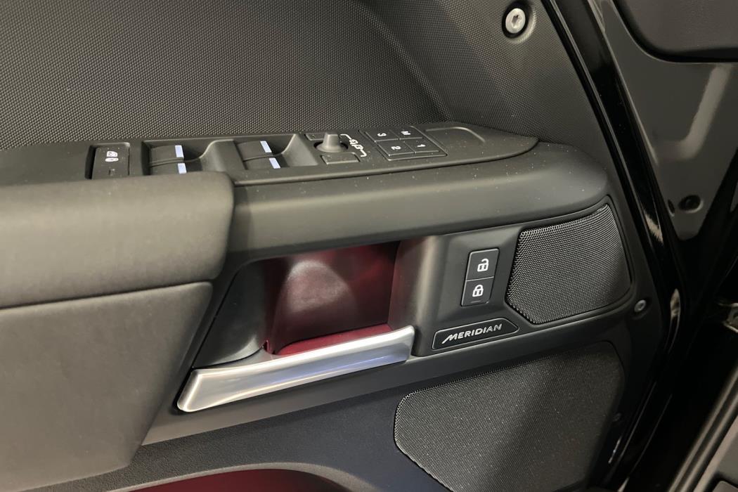 Land Rover Defender 2025