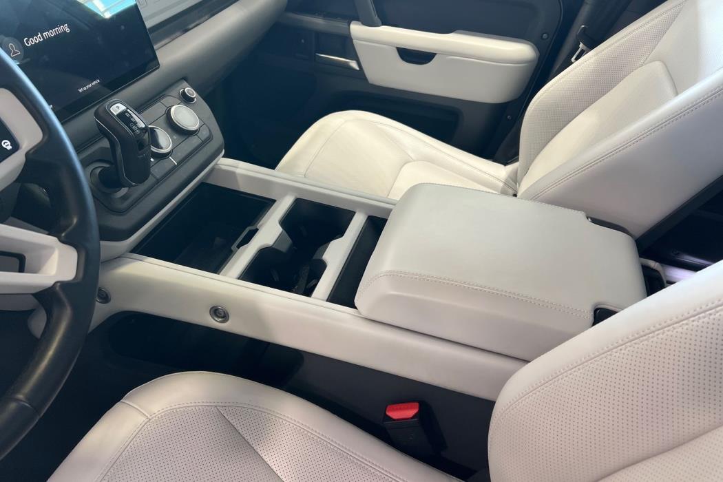 Land Rover Defender 2025