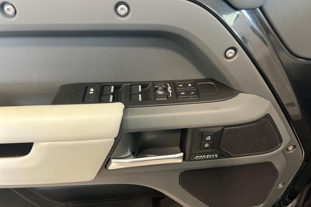 Land Rover Defender 2025