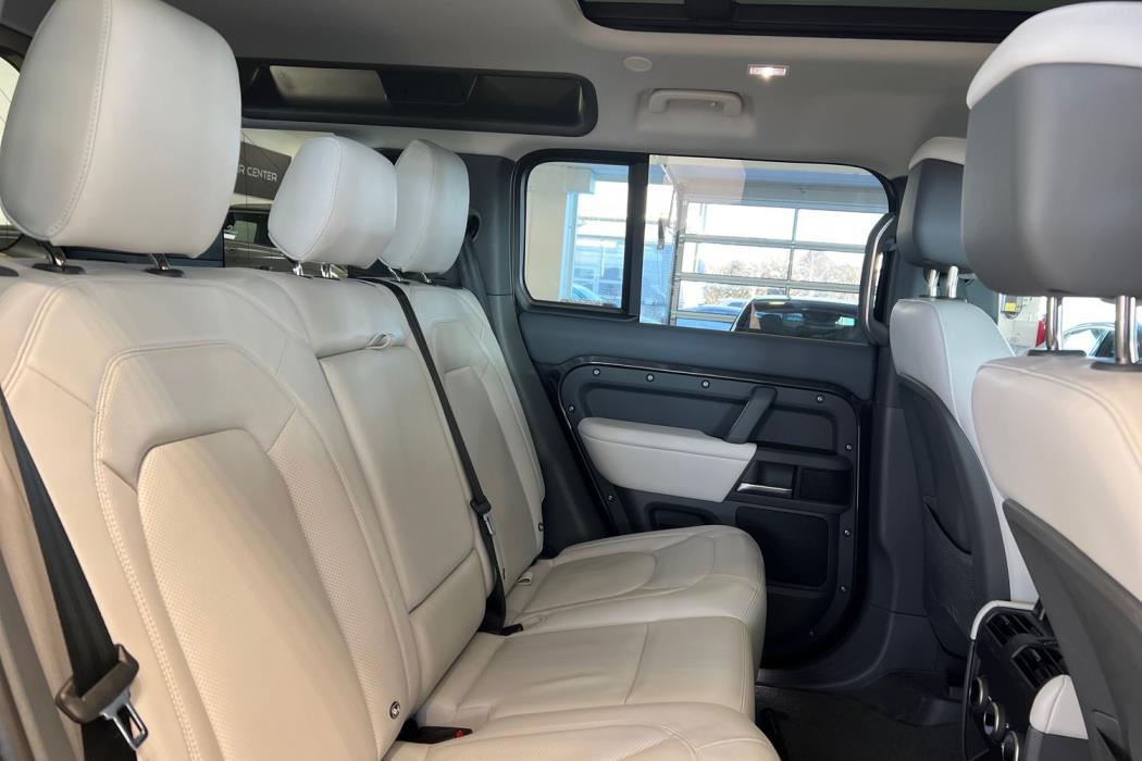Land Rover Defender 2025