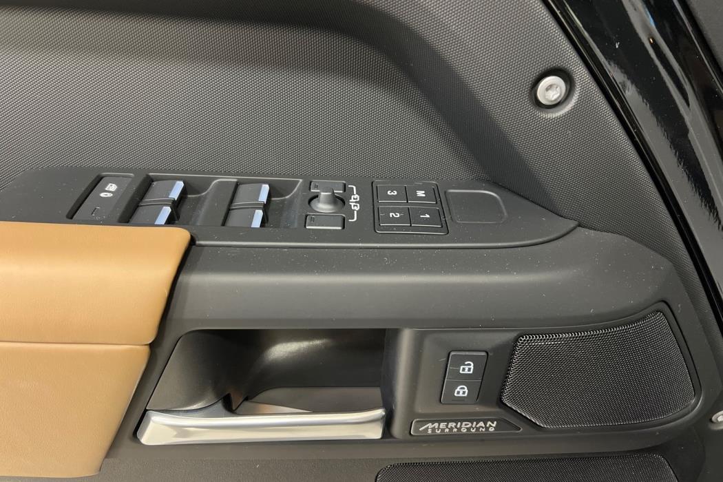 Land Rover Defender 2025