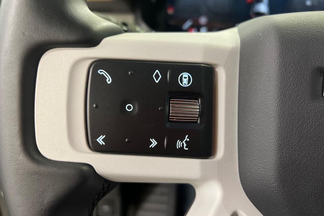 Land Rover Defender 2025