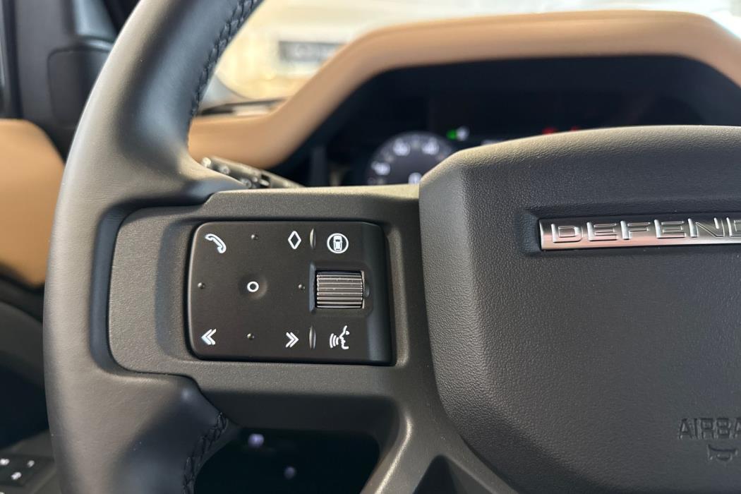 Land Rover Defender 2025