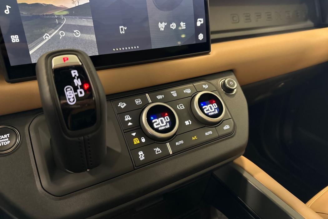 Land Rover Defender 2025