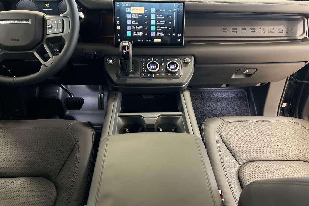 Land Rover Defender 2025
