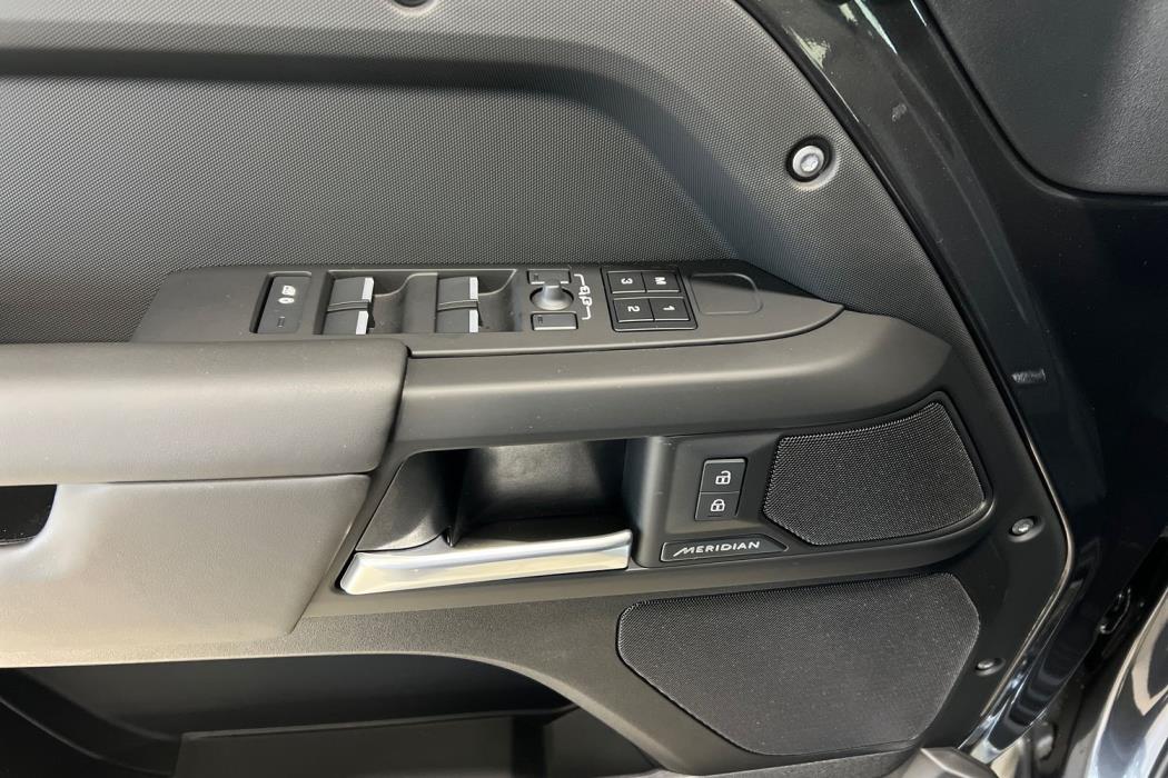 Land Rover Defender 2025